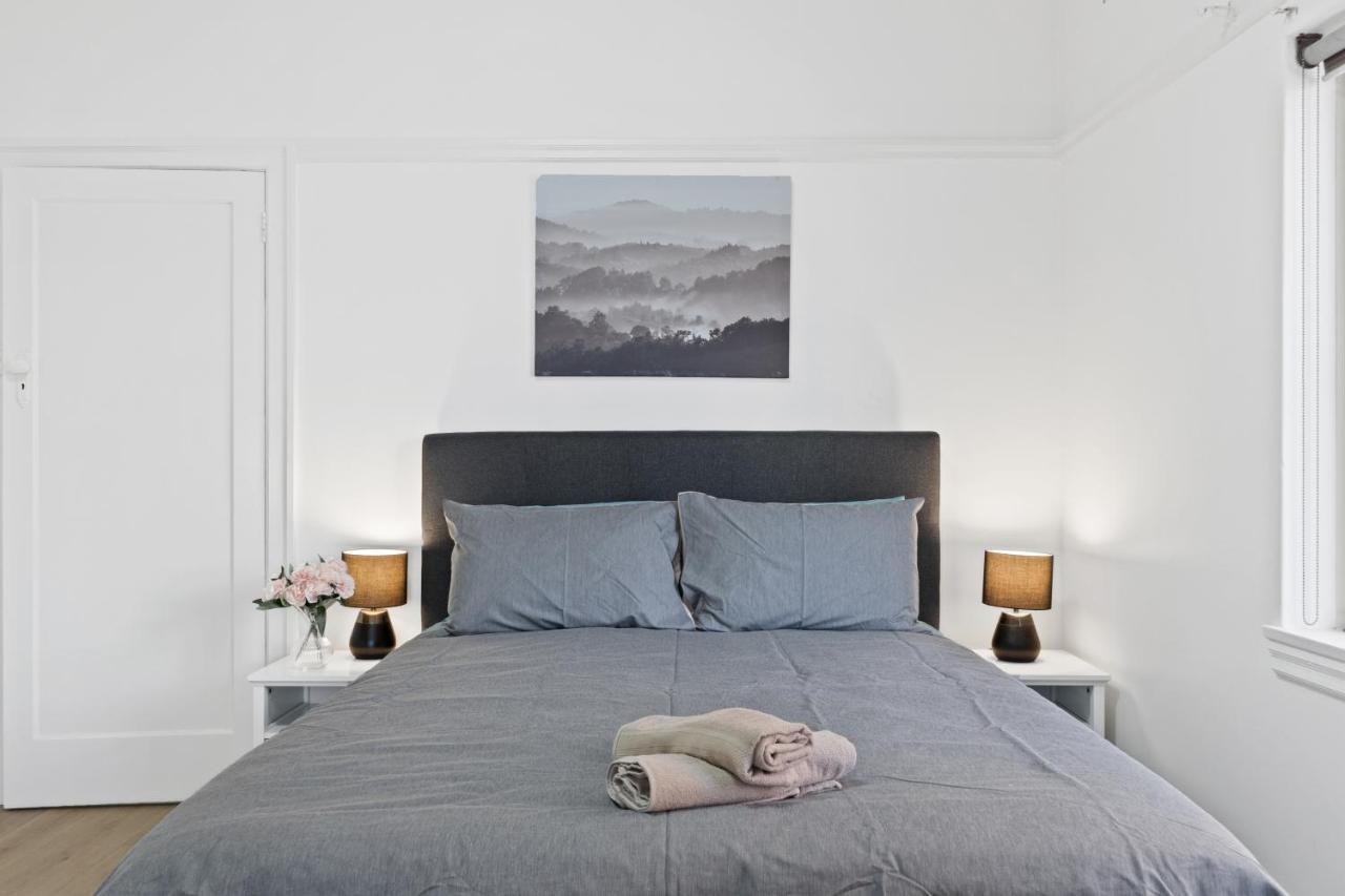 Burwood City Newly Renovated 2 Bed 2 Bath Free Private Parking Big Apt Сидней Экстерьер фото